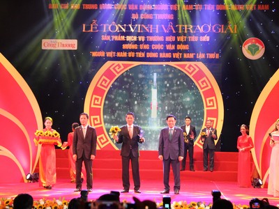 Ông Nguyễn Văn Bùi, Phó tổng giám đốc Traphaco nhận giải thưởng