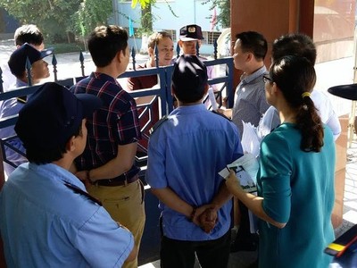 Cổ đông và người được ủy quyền bị chặn cửa. Ảnh: Dũng Minh