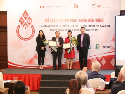 Tác giả bài viết đứng thứ hai từ bên phải sang