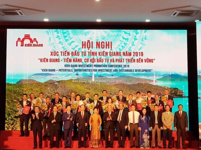 Dưới sự chứng kiến của Thủ tướng Chính phủ, ông Tạ Văn Tố, Tổng giám đốc Tập đoàn CEO nhận Giấy chứng nhận đầu tư tại Hội nghị Xúc tiến đầu tư tỉnh Kiên Giang năm 2019