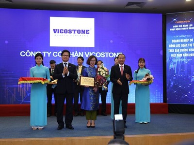 Đại diện Công ty cổ phần Vicostone (đứng giữa) nhận giải thưởng