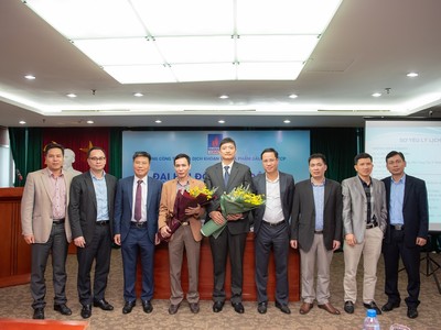 Ông Trần Hồng Kiên - Uỷ viên HĐQT độc lập ( thứ năm từ trái sang) ra mắt Đại hội