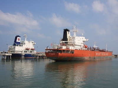 Hoạt động xuất bán xăng dầu tại cảng NMLD Dung Quất