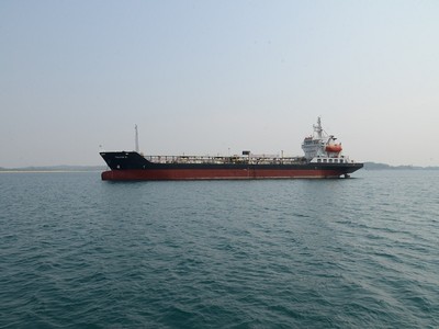Tàu chở hàng của Thành Lễ neo đậu chuẩn bị nhập xăng dầu tại vịnh Dung Quất