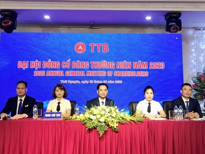 Đoàn chủ tịch điều khiển buổi lễ