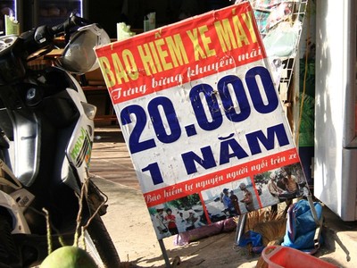 Những biển quảng cáo bán bảo hiểm xe máy với giá 20.000 đồng/năm xuất hiện nhan nhản trên các tuyến phố ở Hà Nội