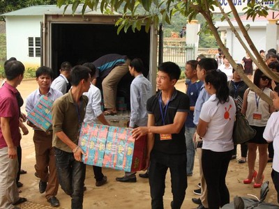 Doanh nghiệp, báo chí Thủ đô trao quà từ thiện tại Sơn La