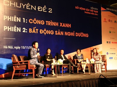 Các diễn giả trao đổi tại phiên thảo luận. 