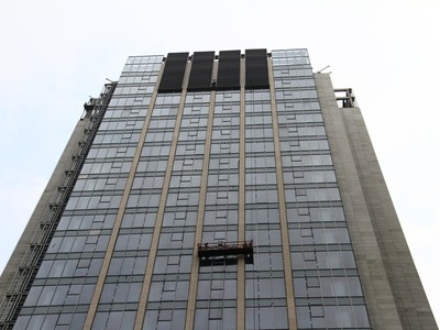 Theo HoREA, hiện các doanh nghiệp đang phải "tự chạy" các thủ tục liên quan, dẫn đến tốn thời gian, chi phí. Ảnh: Thanh Huyền.