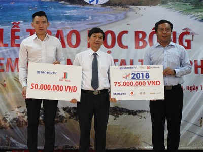 Ông Lê Trọng Minh, Tổng biên tập  Báo Đầu tư (bên phải) và  ông Phạm Thế Trung, Phó tổng giám đốc Firt Real trao biểu trưng cho đại diện Sở Giáo dục và Đào tạo tỉnh Phú Yên.  Ảnh: Thành Nguyễn.
