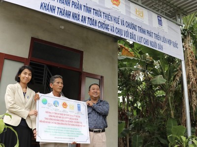 Bàn giao nhà an toàn cho người dân. Ảnh UNDP.