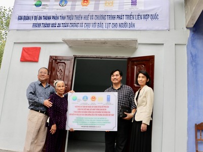 Người dân Thừa Thiên Huế nhận nhà an toàn. Ảnh: UNDP.