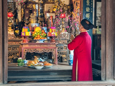 Nhiều gia đình thường cúng giao thừa vào đúng 12h đêm. Ảnh: Shutterstock.