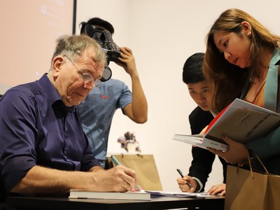 Tác giả ký tặng sách. Ảnh: Đại sứ quán Đan Mạch cung cấp.