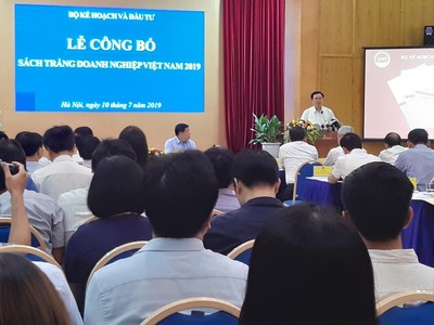 Phó Thủ tướng Chính phủ Vương Đình Huệ đánh giá cao nỗ lực của Bộ Kế hoạch và Đầu tư trong việc hoàn thiện và công bố Sách trắng Doanh nghiệp Việt Nam 2019. Ảnh: Thành Nguyễn.