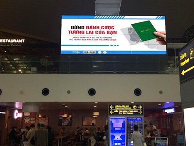 Biển truyền thông tuyên truyền nâng cao nhận thức phòng, chống mua bán người tại sân bay.