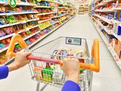 Lượng khách hàng đến các cửa hàng, trung tâm mua sắm giảm mạnh. Ảnh: Shutterstock.