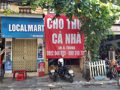 Nhiều nhà phố cổ treo biển cho thuê hoặc đóng cửa, cảnh hiếm thấy tại Hà Nội. Ảnh: Dũng Minh.