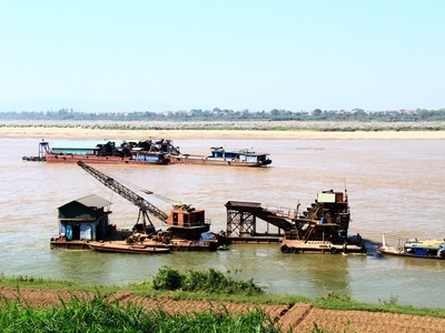 Một đoạn sông ngắn ở Ba Vì nhưng có đến hàng chục chiếc tàu hút cát tập kết và khai thác suốt nhiều tháng qua.
