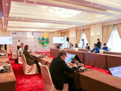 Thanh niên Việt Nam đối thoại trực tuyến với Chủ tịch COP26 Alok Sharma.