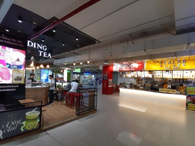 Doanh nghiệp bán lẻ đang phải vật lộn trong cơn bão dịch. Ảnh: Thành Nguyễn.