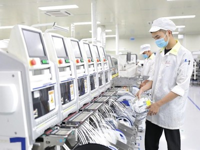 Dây chuyền sản xuất bo mạch trong nhà máy Sky Light Việt Nam.