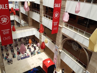 Ngành bán lẻ đang chịu ảnh hưởng tiêu cực từ Covid-19. Ảnh: Thành Nguyễn.