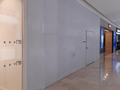 Nhiều gian hàng tại các trung tâm thương mại phải tạm đóng cửa vì dịch bệnh. Ảnh: Thành Nguyễn.