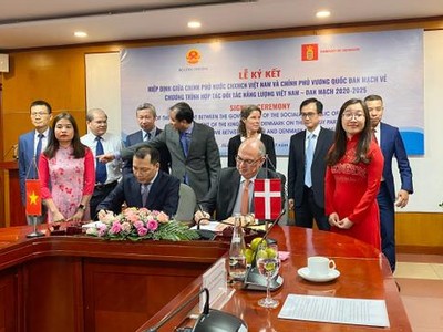 Đại sứ Đan Mạch tại Việt Nam Kim Højlund Christensen và Thứ trưởng Bộ Công Thương Đặng Hoàng An tại lễ ký kết 28/10/2021.