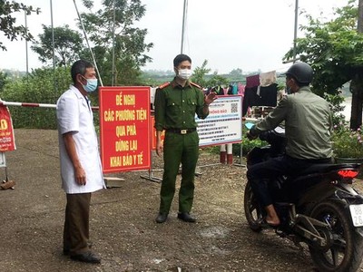 Giám sát khai báo việc di chuyển của người dân. Ảnh: Internet.