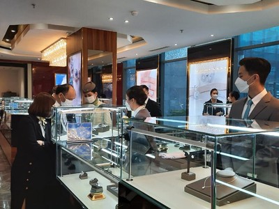 Khách tham quan và lựa chọn sản phẩm tại showroom Bamboo Airways Tower.