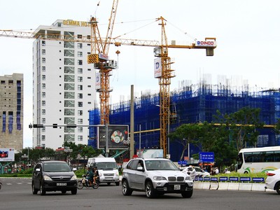 Nhiều doanh nghiệp địa ốc đang chạy đua để đưa hàng ra thị trường. Ảnh: Thành Nguyễn.