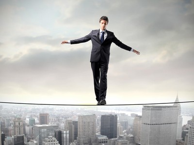 Đầu tư chứng khoán phái sinh cũng khó như... đi trên dây vậy. Ảnh: Shutterstock.
