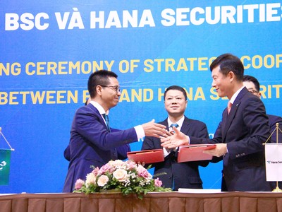 Đại diện hai đơn vị tại Lễ ký kết. 