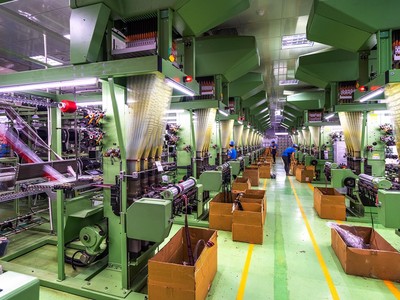 Giá cổ phiếu dệt may đã giảm khoảng 30,5% so với đầu năm. Ảnh: Shutterstock.