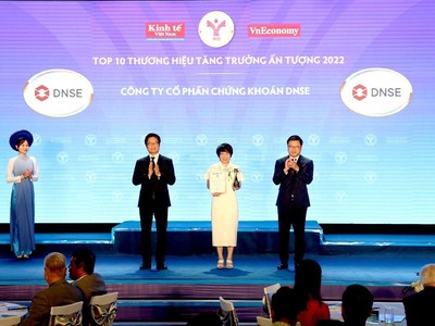 Bà Phạm Thị Thanh Hoa, Tổng Giám đốc DNSE nhận giải thưởng Top 10 thương hiệu tăng trưởng ấn tượng 2022.