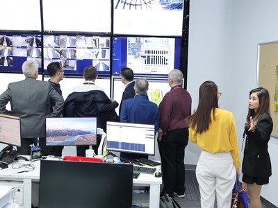 Đoàn thương mại làm việc với Công ty FPT về thành phố thông minh. 