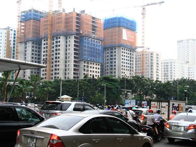 Nội đô trở nên quá chật chội. Ảnh: Thành Nguyễn.