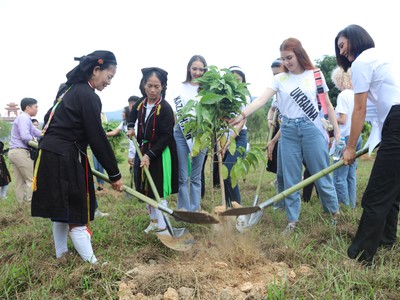 Ngay sau lễ phát động, các đại biểu cùng các thí sinh dự thi chung kết cuộc thi Hoa hậu Du lịch Thế giới đã tham gia trồng cây tại khu Bầu đàn, khu Đền Thượng, khu trung tâm lễ hội Tây Thiên.