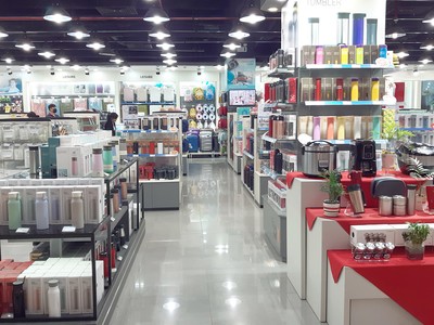 Giá thuê mặt bằng bán lẻ tầng 1 khu trung tâm đã tăng vọt. Ảnh: Thành Nguyễn.