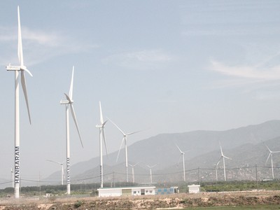 Năng lượng tái tạo là giải pháp dài hạn cho việc thiếu điện sản xuất. Ảnh: Bình Minh.