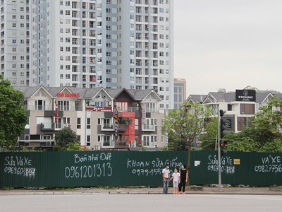 Nhiều dự án bất động sản đang bị "đứng hình" do thiếu dòng tiền. Ảnh: Bình Minh.