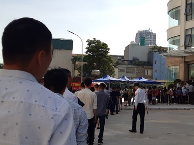 Nhu cầu của người dân về nhà ở xã hội rất lớn nhưng việc tiếp cận lại không dễ. Ảnh: Bình Minh.