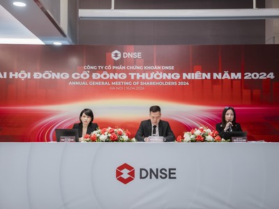 Bà Nguyễn Thị Hà Ninh, Thành viên HĐQT DNSE (ngoài cùng bên phải) trả lời cổ đông tại Đại hội.