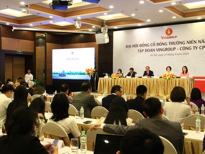 Chủ tịch HĐQT Vingroup trả lời các cổ đông. Ảnh: Bình Minh