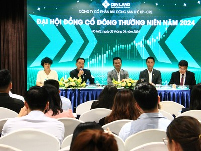 Ông Nguyễn Trung Vũ, Chủ tịch Cen Land trao đổi cùng các cổ đông. 