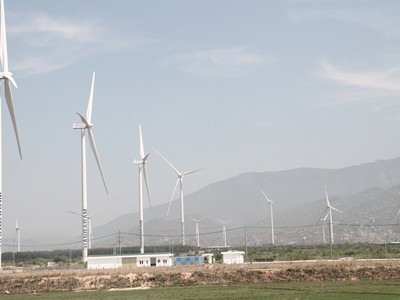 Việt Nam cần gia tăng sản lượng điện tái tạo để giảm phát thải. Ảnh: Bình Minh.