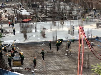 Một dự án căn hộ đang được thi công tại khu đô thị Vinhomes Smart City. Ảnh: Bình Minh.