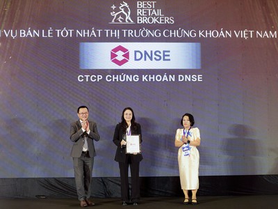 Bà Nguyễn Ngọc Linh, Tổng Giám đốc DNSE (giữa) nhận giải Top 10 công ty chứng khoán có dịch vụ bán lẻ tốt nhất tại Việt Nam.