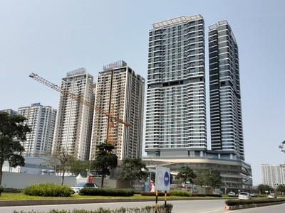 Một dự án tổ hợp văn phòng, căn hộ khách sạn đang hoàn thiện tại khu Tây Hồ Tây. Ảnh: Bình Minh.